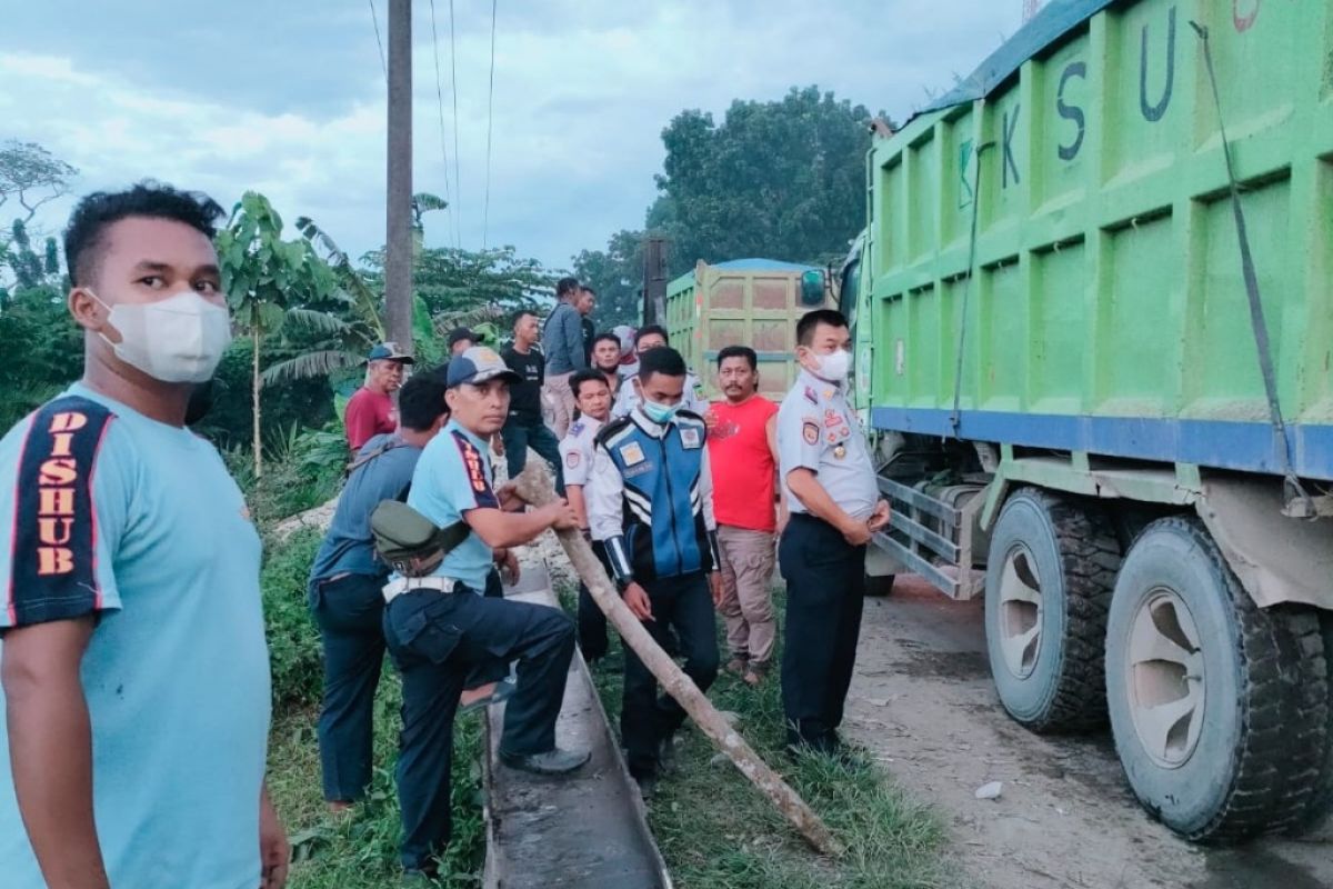 Warga Hinai Langkat minta jalan kembali diportal