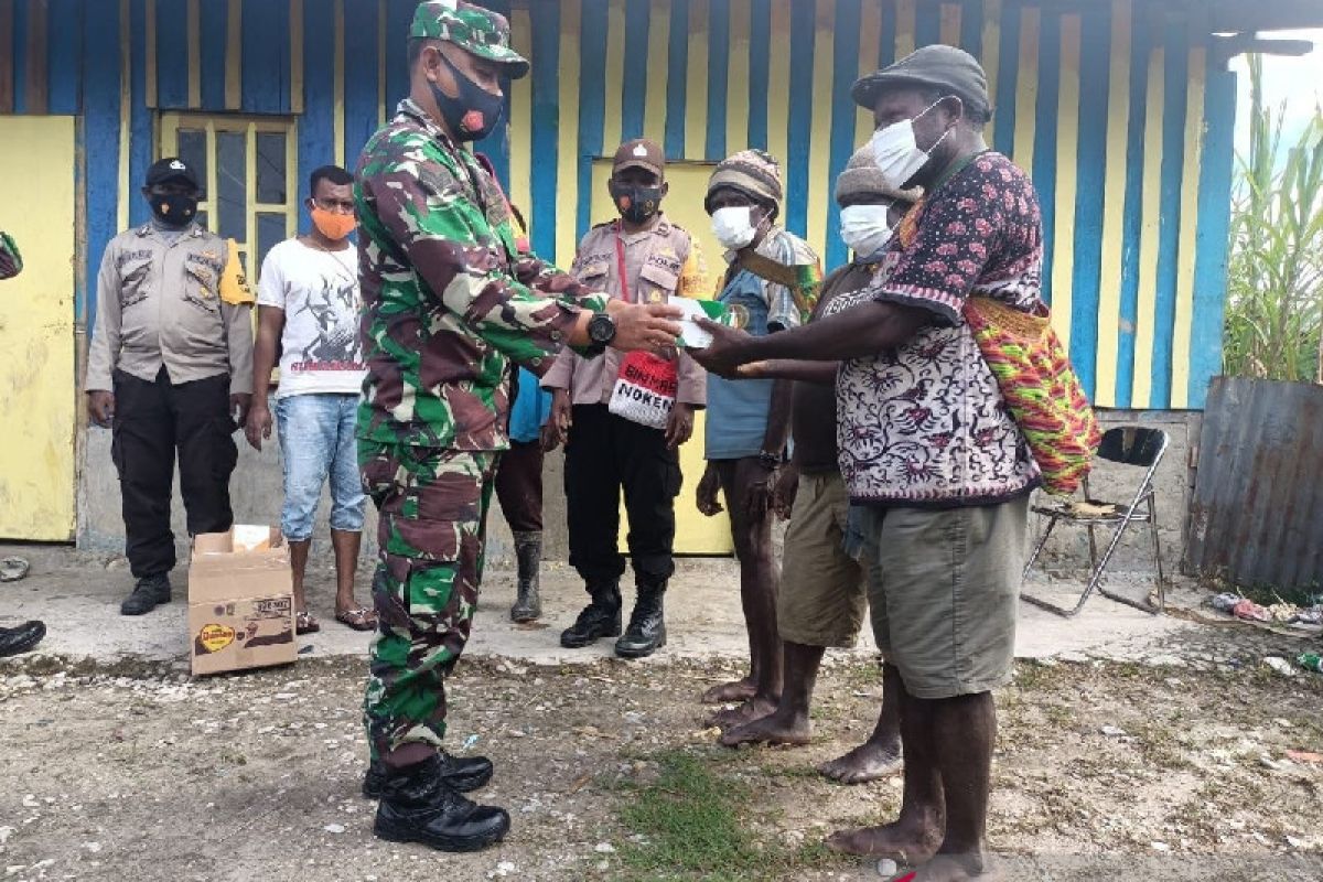 TNI/Polri Deiyai Papua bagikan obat-vitamin untuk warga isoman COVID-19