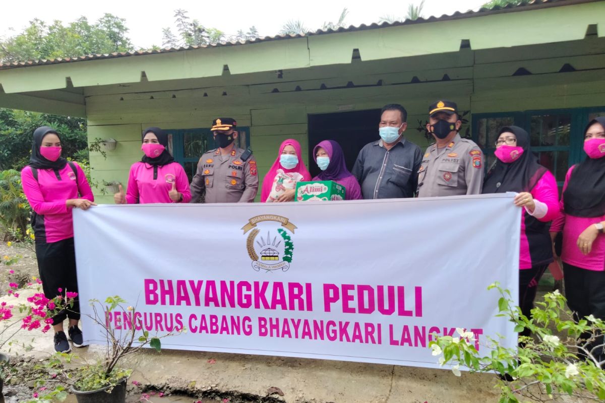 Kapolres  Langkat serahkan bantuan kepada masyarakat terdampak banjir