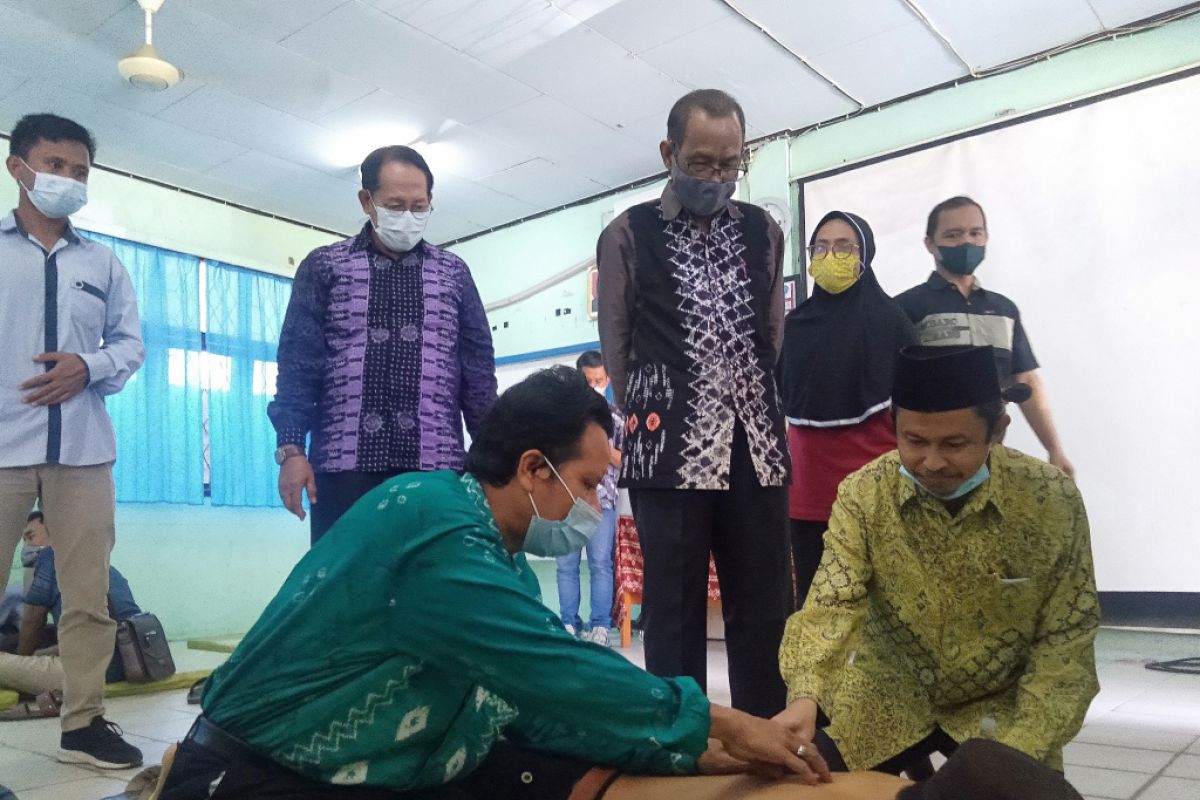 Mantan Wawali Banjarmasin latih tuna netra totok pengobatan dikegiatan MPM Muhammadiyah Kalsel