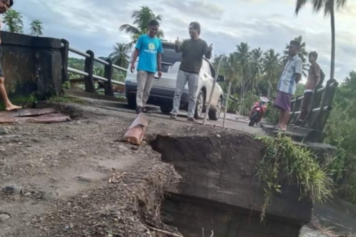 Jembatan jalur alternatif Mamuju di Tapalang rusak akibat banjir