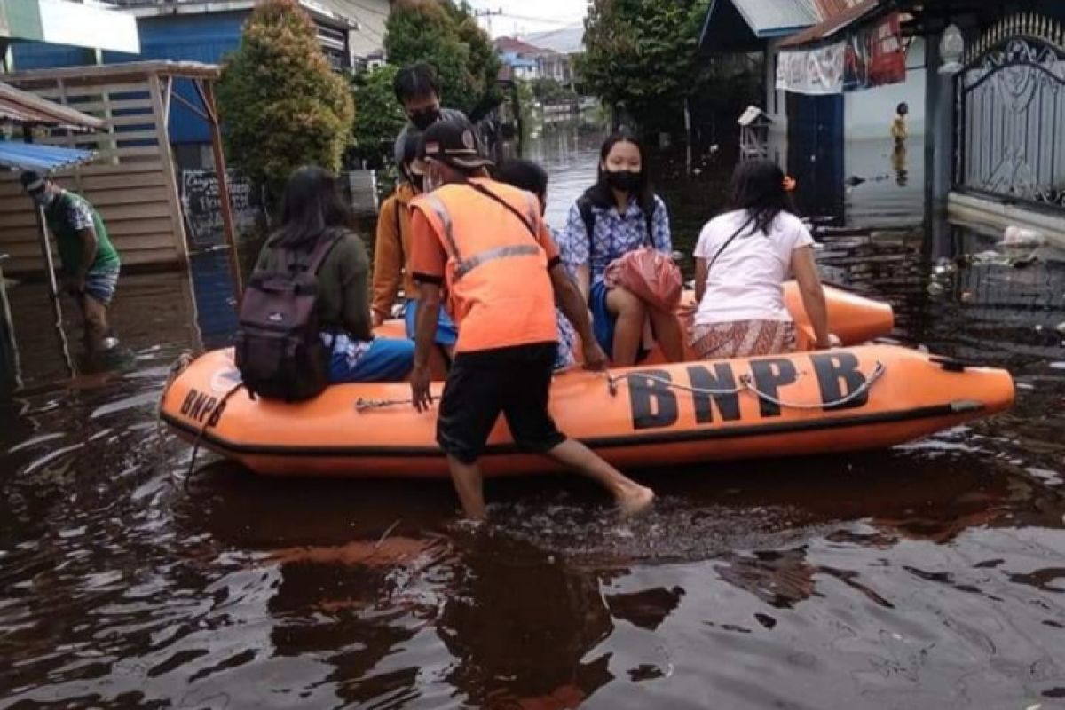 BNPB: 33.221 jiwa warga di Sintang masih mengungsi