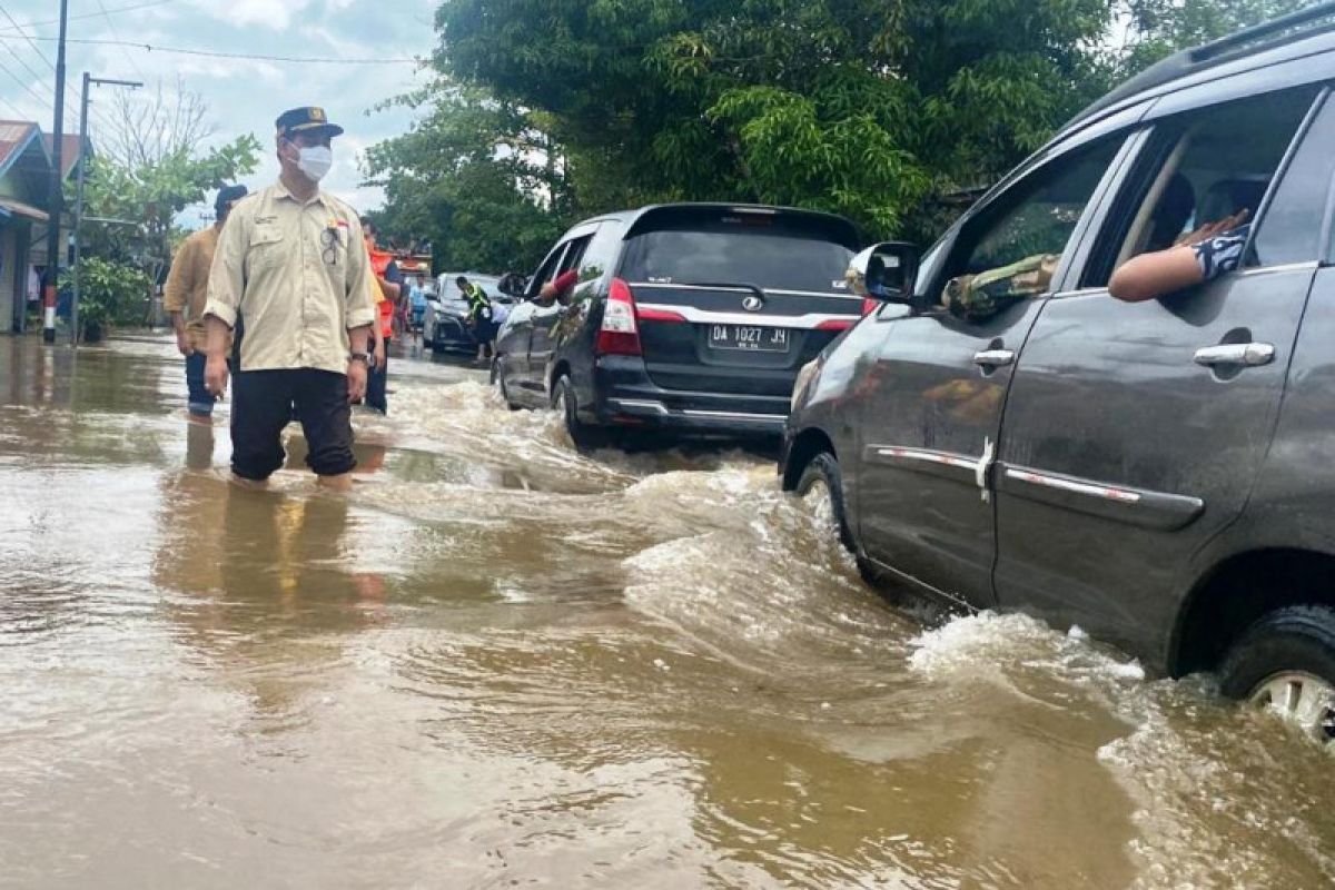 PUPR Kalteng bersama Balai Nasional tangani jalan terendam banjir