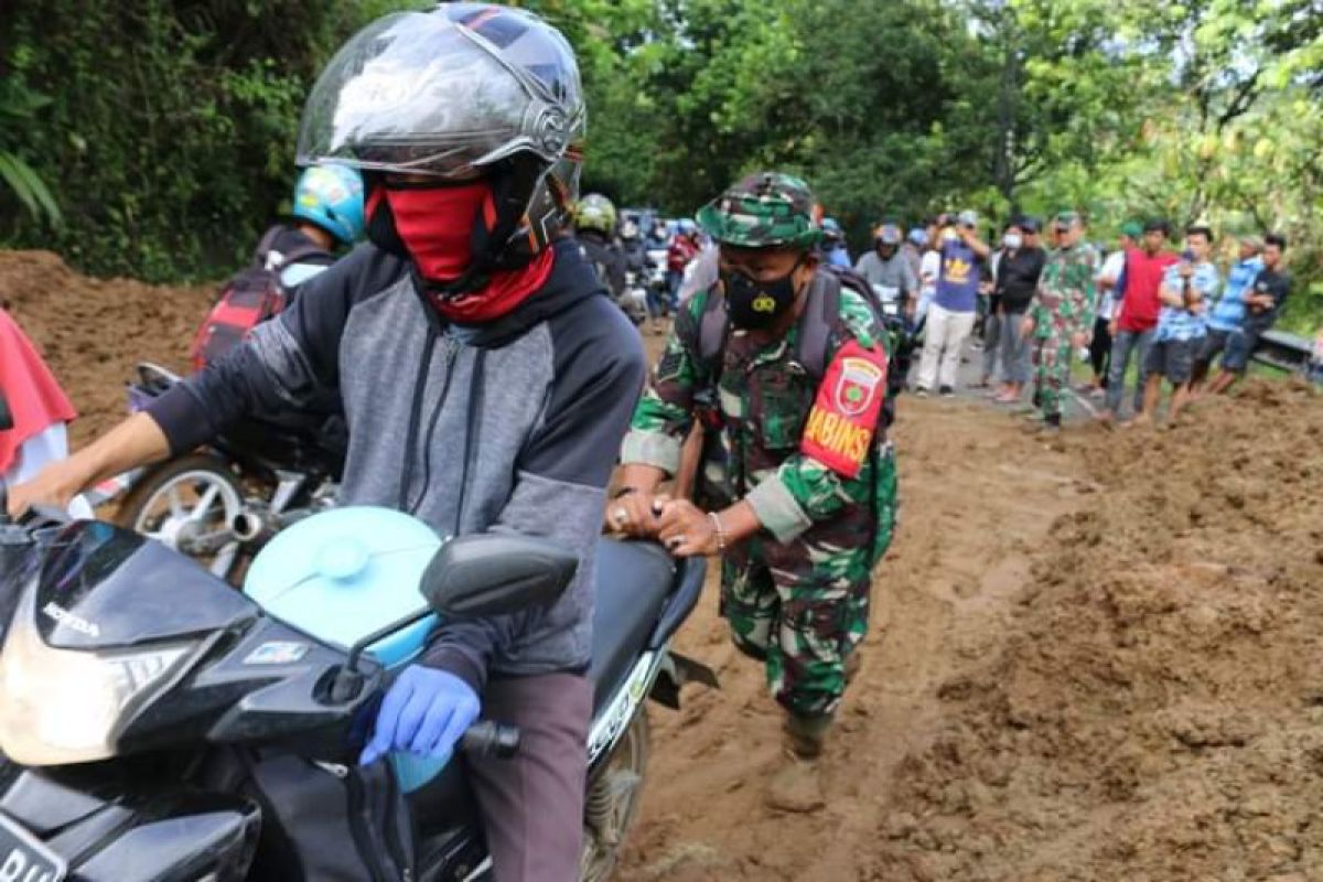 Dandim Mamuju minta warga hati-hati melintasi Trans-Sulawesi di Tapalang  Sulbar