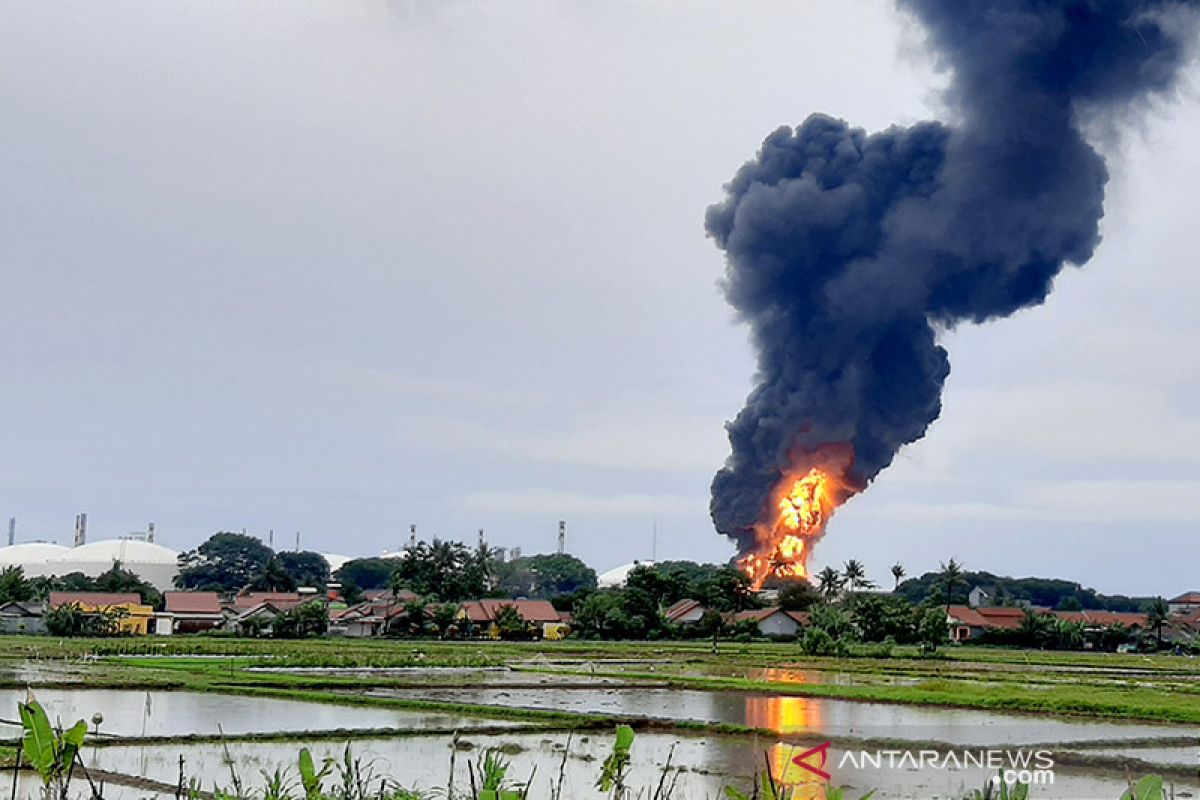 Sebagian warga lingkungan terdekat lokasi kilang Pertamina terbakar masih mengungsi