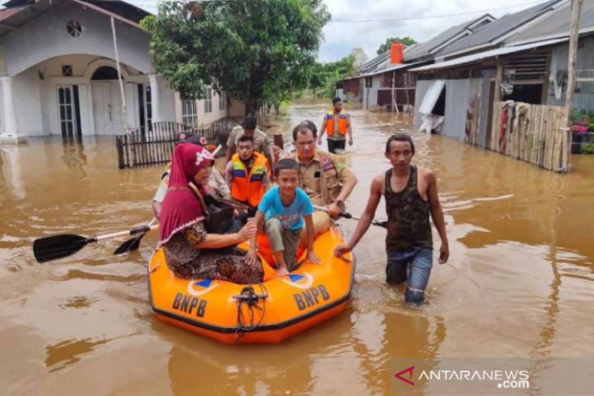 Riau menyalurkan 10 ton beras untuk korban terdampak banjir Inhil