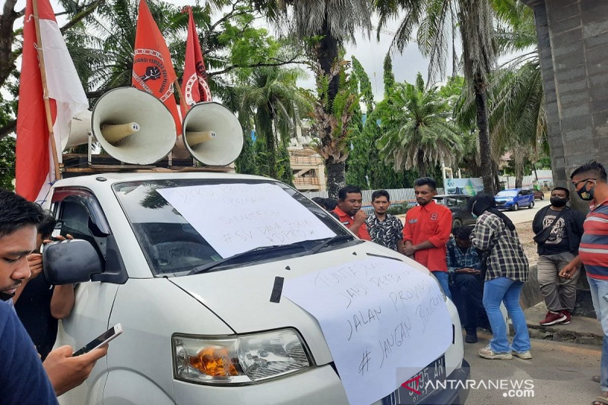 AP2 unjukrasa di DPRD Sultra tagi perbaikan jalan Raha-Lakapera