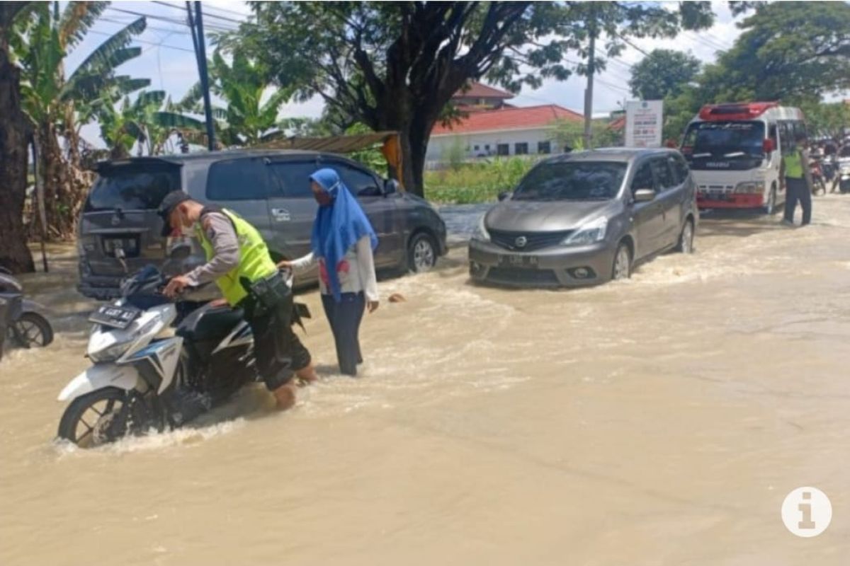 Kali Lamong kembali meluap, dua kecamatan di Gresik terendam banjir