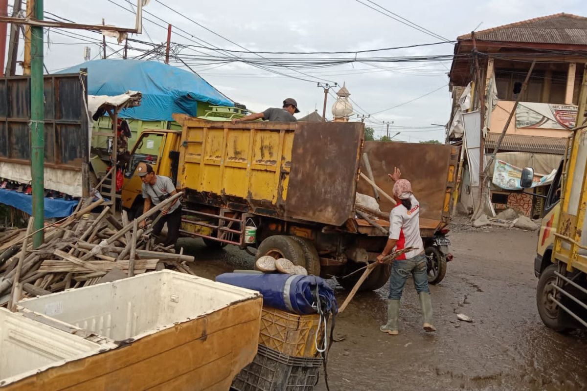 DLHK Kabupaten  Tangerang angkut tumpukan sampah di Kali Prancis