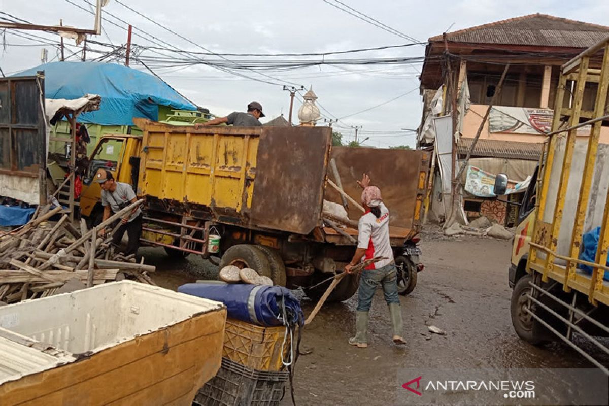 DLHK Tangerang angkut tumpukan sampah di Kali Prancis