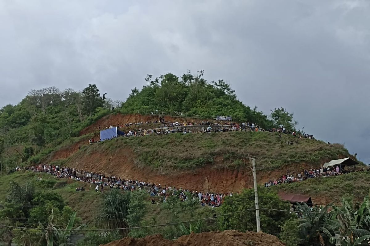 Warga antusias nonton dari atas bukit pada ajang IATC di Sirkuit Mandalika