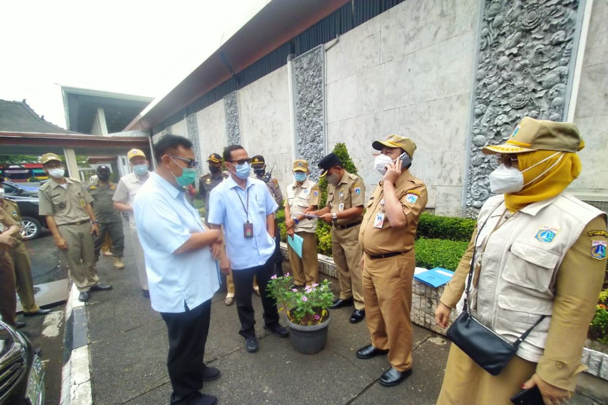 Pemasangan stiker penunggak pajak di TMII ditunda