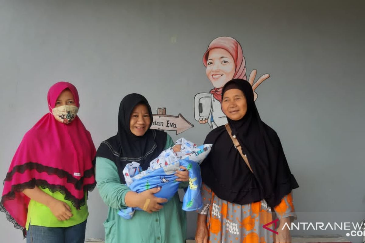 Iwapi Sintang buka ruang tunggu ibu hamil di lokasi pengungsian