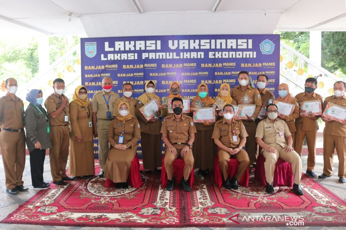 Saidi Mansyur serahkan 23 penghargaan sekolah Adiwiyata