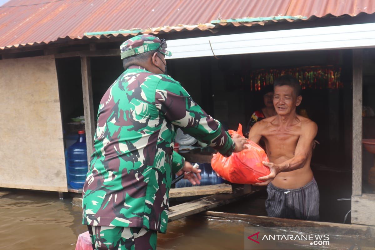 TNI bagikan sembako kepada korban banjir di Kapuas Hulu Kalbar