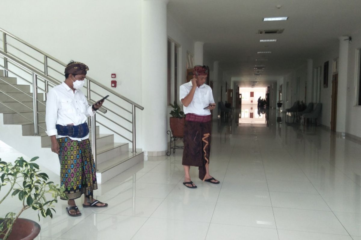 ASN Lombok Tengah mulai memakai baju adat saat Jam Kerja