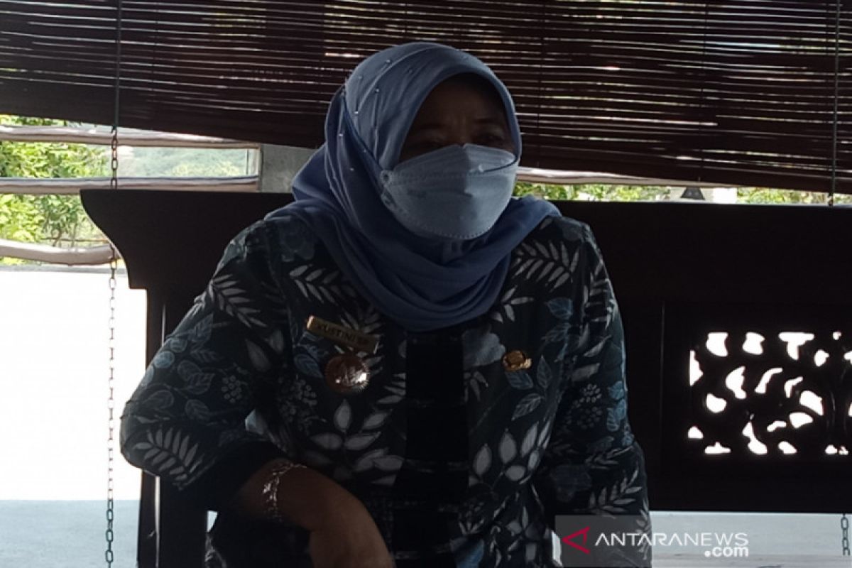 Bupati Sleman memberi bantuan keluarga difabel yang rumahnya terbakar