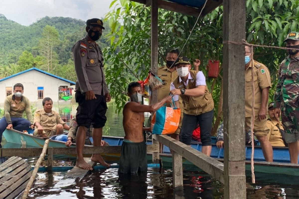 Pemerintah Kabupaten Kapuas Hulu salurkan bantuan korban banjir di daerah perbatasan