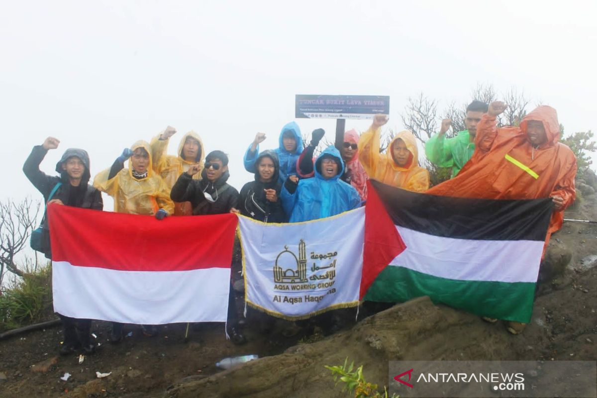 AWG kibarkan bendera Indonesia-Palestina di lima puncak gunung
