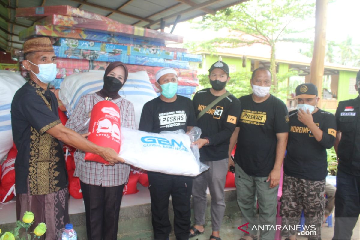 Sekda Gorontalo salurkan bantuan bencana banjir di Desa Isimu Raya