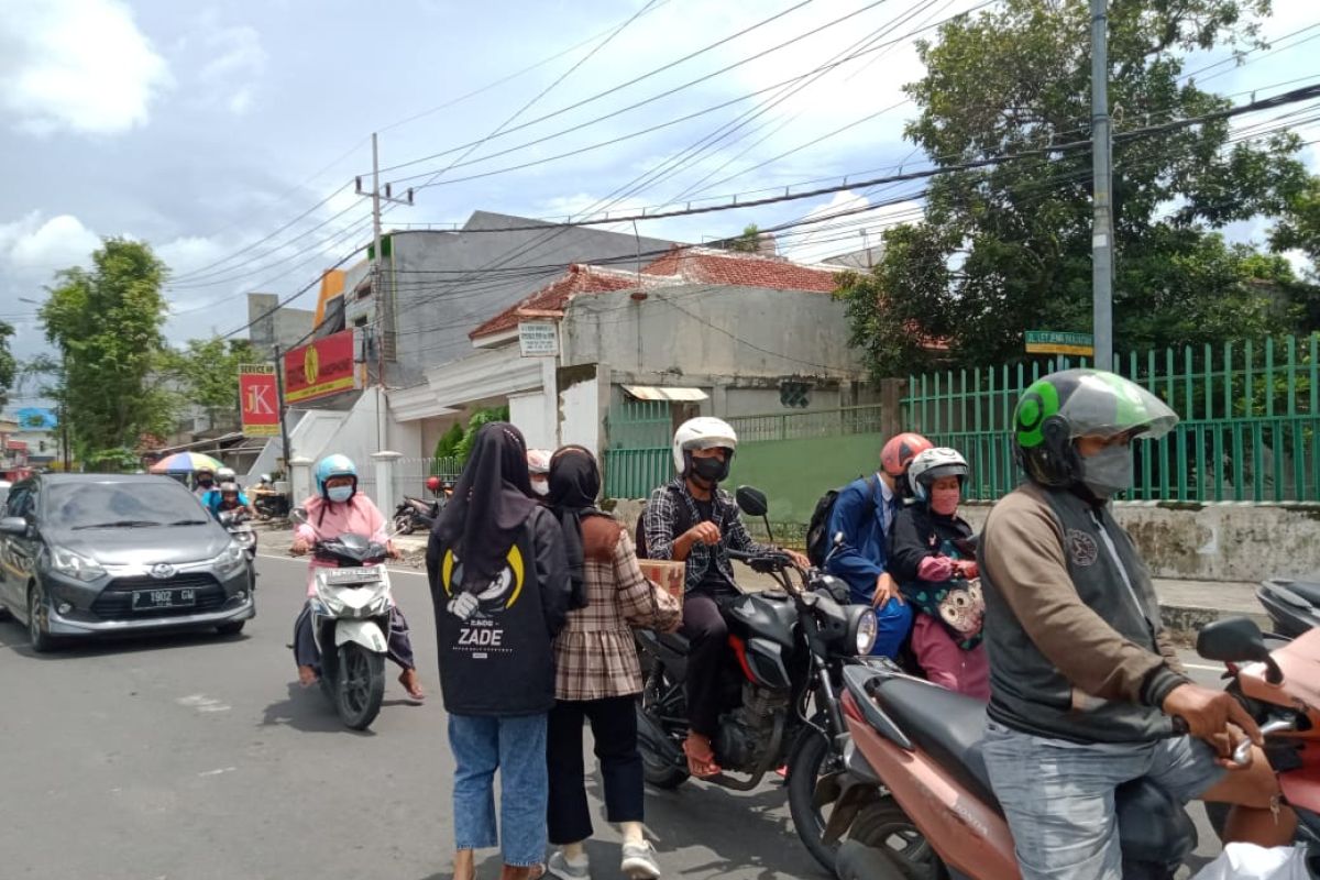 PMII Rayon Annabah STIE Mandala Jember galang dana peduli korban banjir