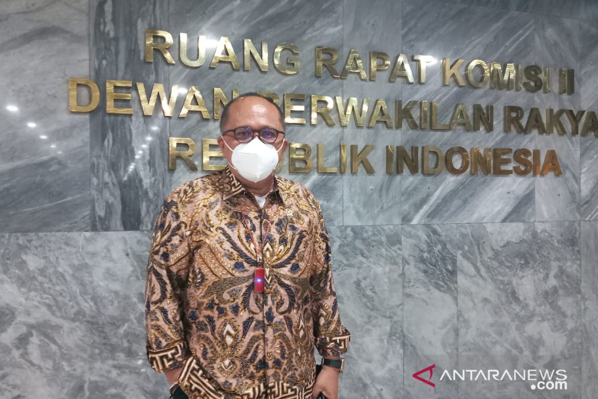 Anggota DPR desak Kemenpan RB tindak tegas ASN gunakan seragam partai