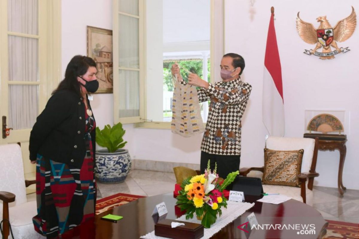 Presiden Jokowi beri hadiah noken Papua kepada Menlu Selandia Baru