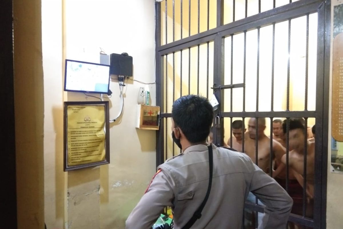 Polres Lebak laksanakan olah raga rutin  untuk tahanan