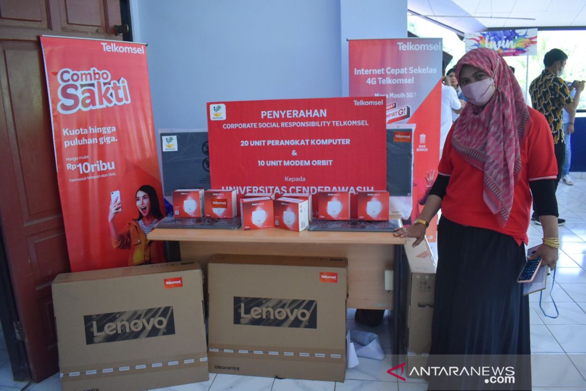 Telkomsel salurkan bantuan komputer dan modem orbit ke Uncen Jayapura