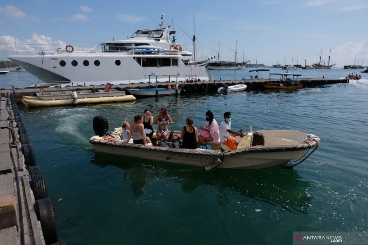 TNI AL mengusir kapal asing parkir ilegal di perairan teritorial