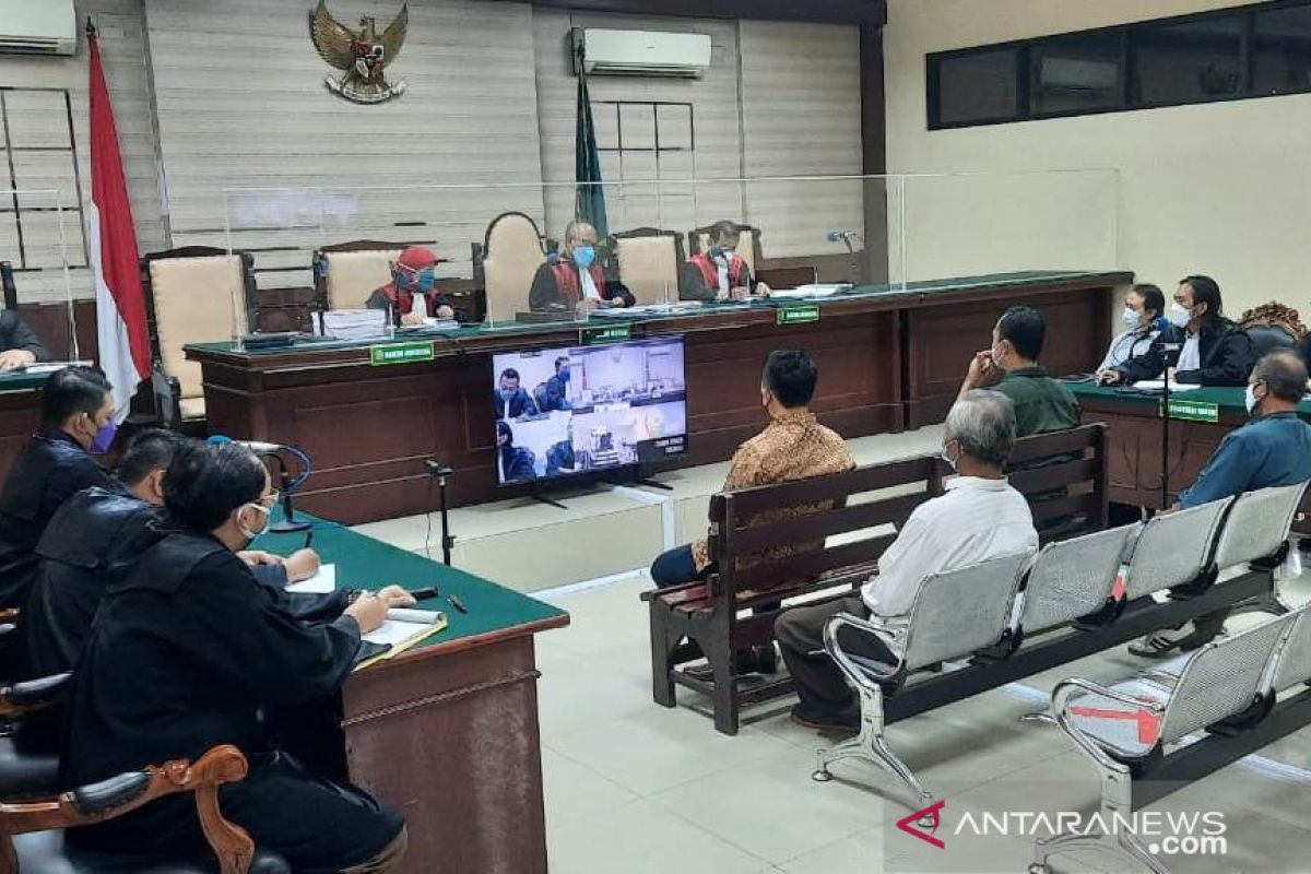 Sejumlah tukang becak bersaksi di sidang kasus Bupati Nganjuk