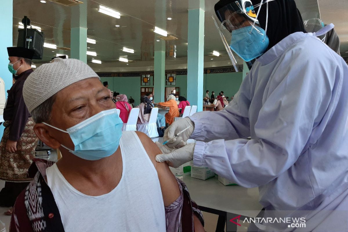 Gubernur : Capaian vaksinasi lansia 4 daerah di Kepri masih rendah