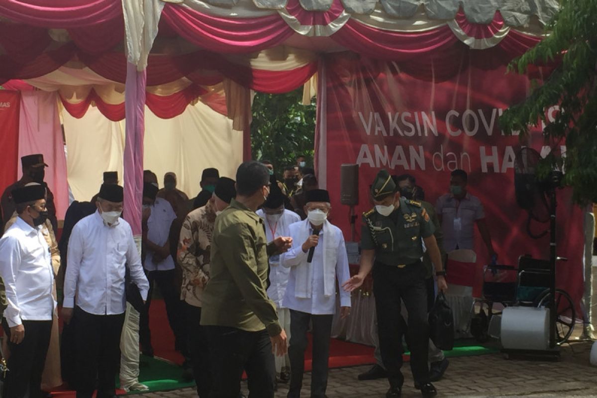 Vice President meets with ulemas, observes vaccination drive in Aceh