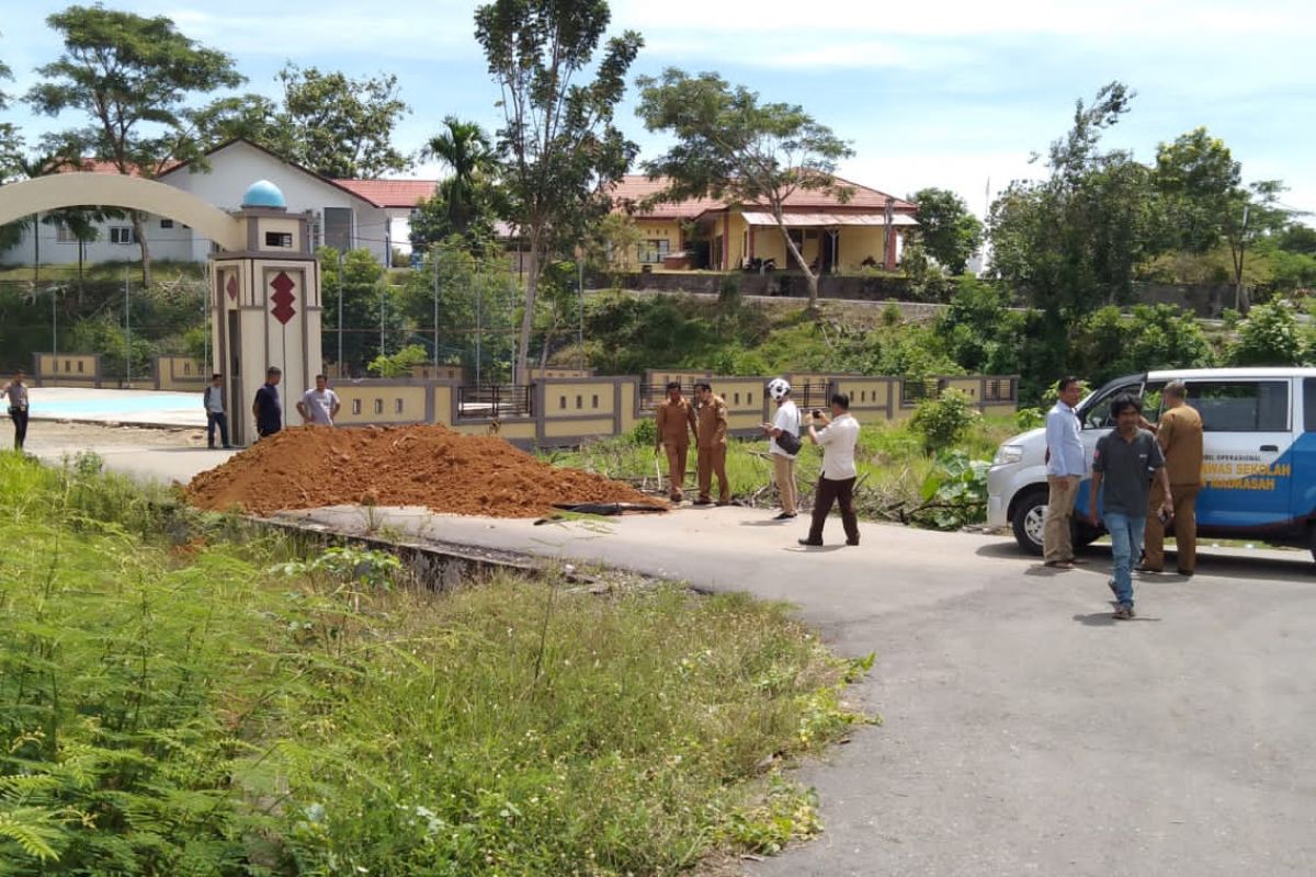 Akses jalan masuk Kacabdin Abdya tertutup dengan tumpukan tanah