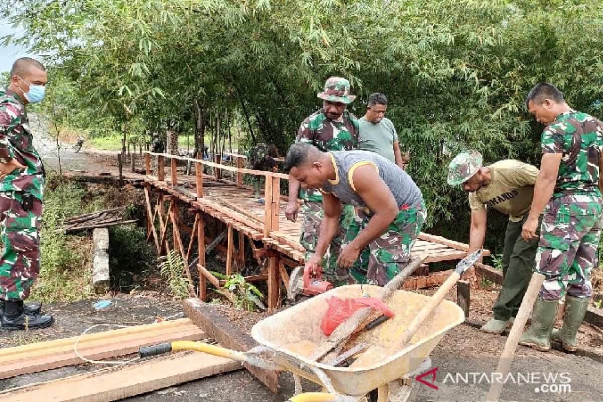 Soldiers renovate wooden bridge for villagers in Boven Digoel