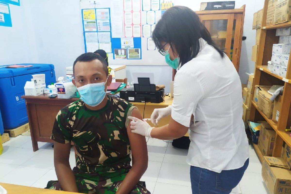 Divaksin ketiga, personel kesehatan Satgas Pamtas TNI
