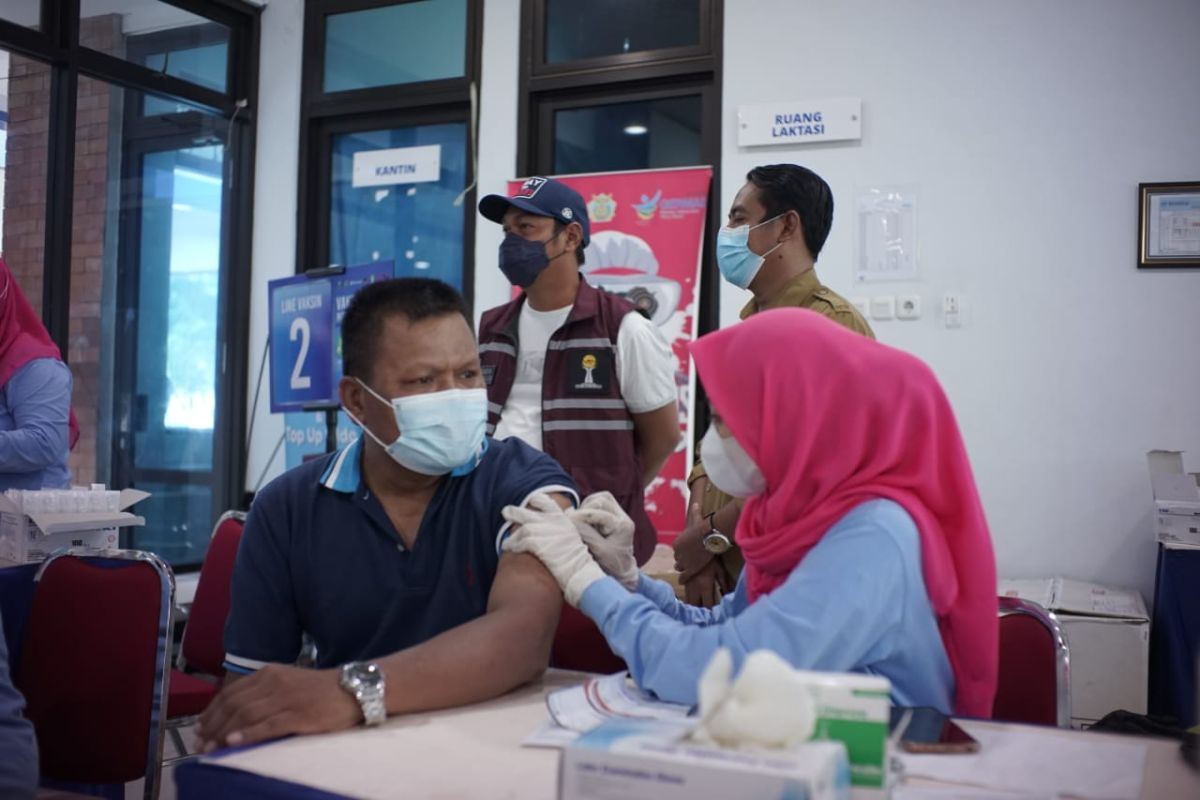 HIPMI Jatim dorong vaksinasi dengan bantuan paket beras di Gresik