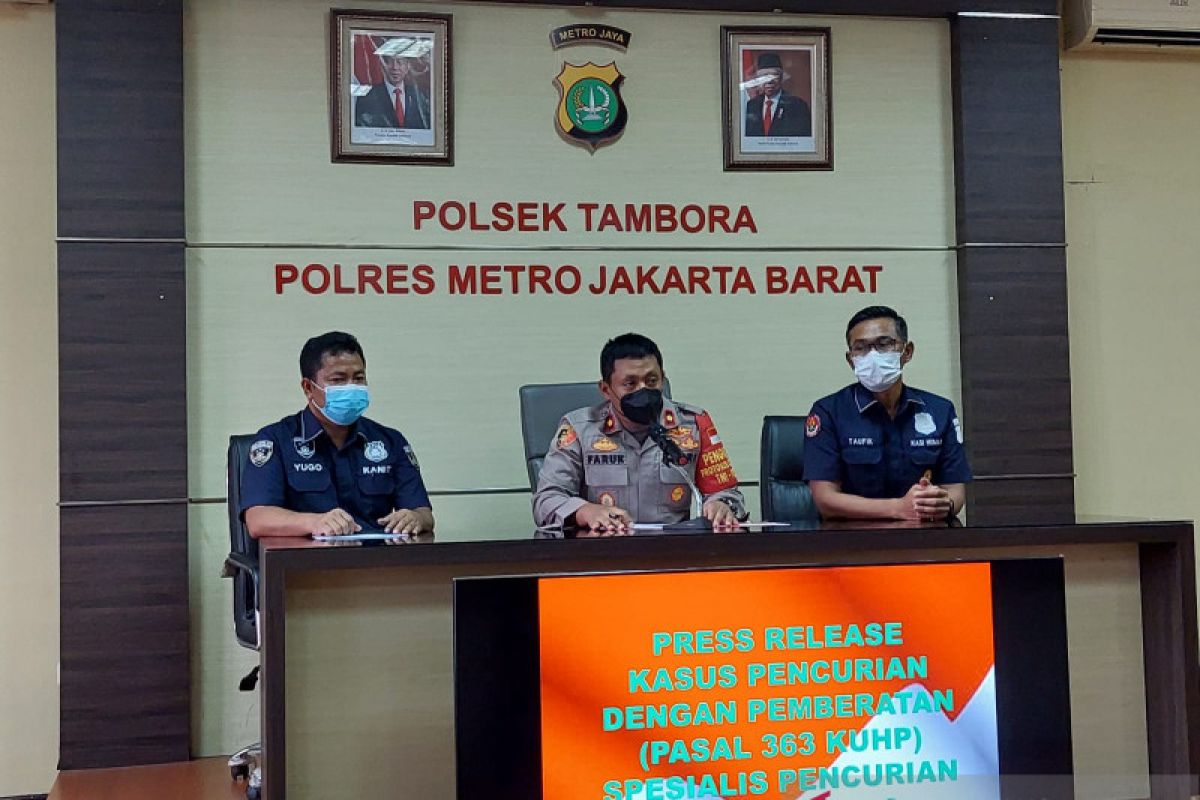 Polisi tangkap dua pemuda pencuri kaca spion mobil di Jakarta Barat