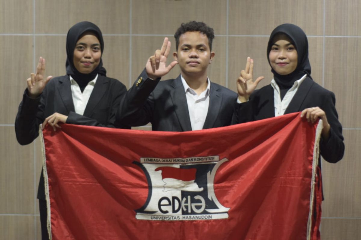 Delegasi FH Unhas raih juara debat di Semarang dan Padang