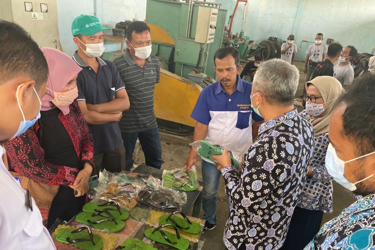 Komitmen Pemprov Jambi kembangkan produk karet alam