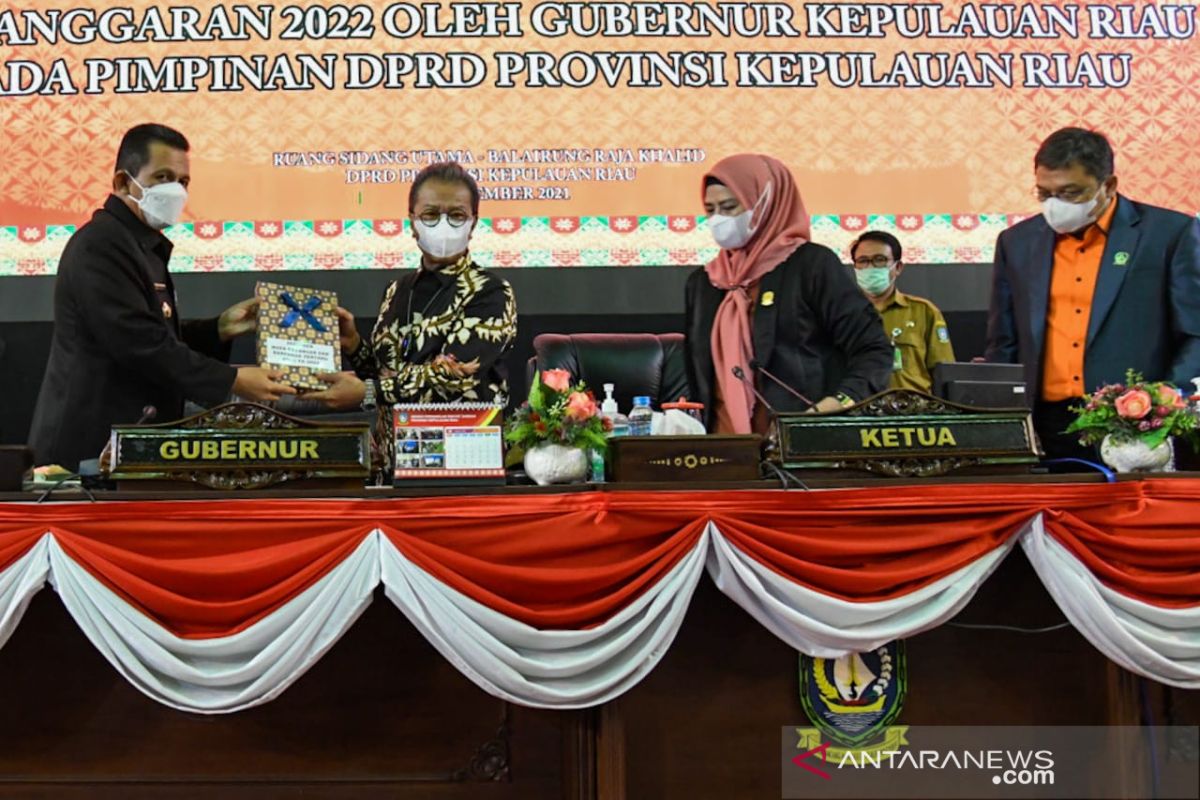 Gubernur sampaikan nota keuangan ranperda APBD Kepri 2022  ke DPRD