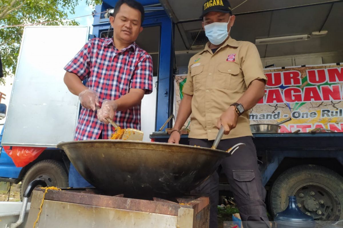 Tagana Kalbar bangun dapur umum di sejumlah daerah banjir