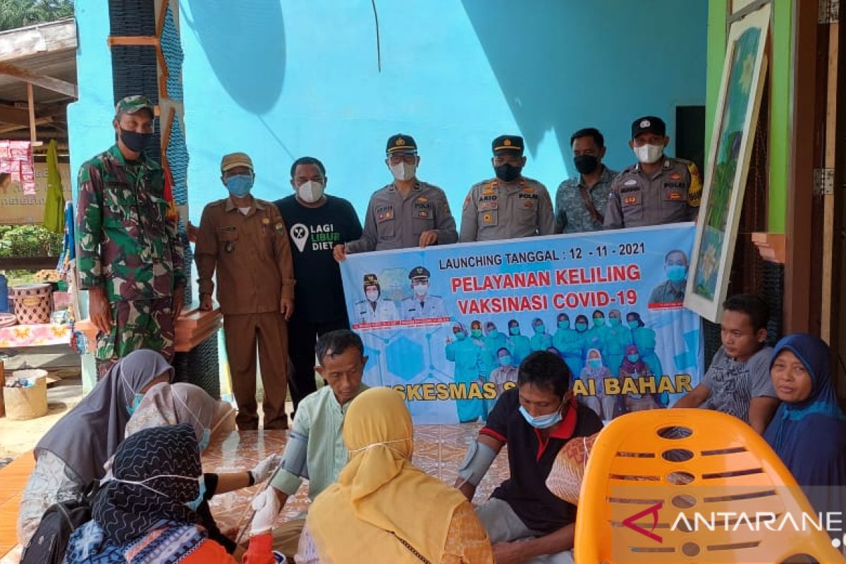 Berjalan kaki Kapolsek Sungai Bahar lakukan vaksinasi keliling dari rumah kerumah