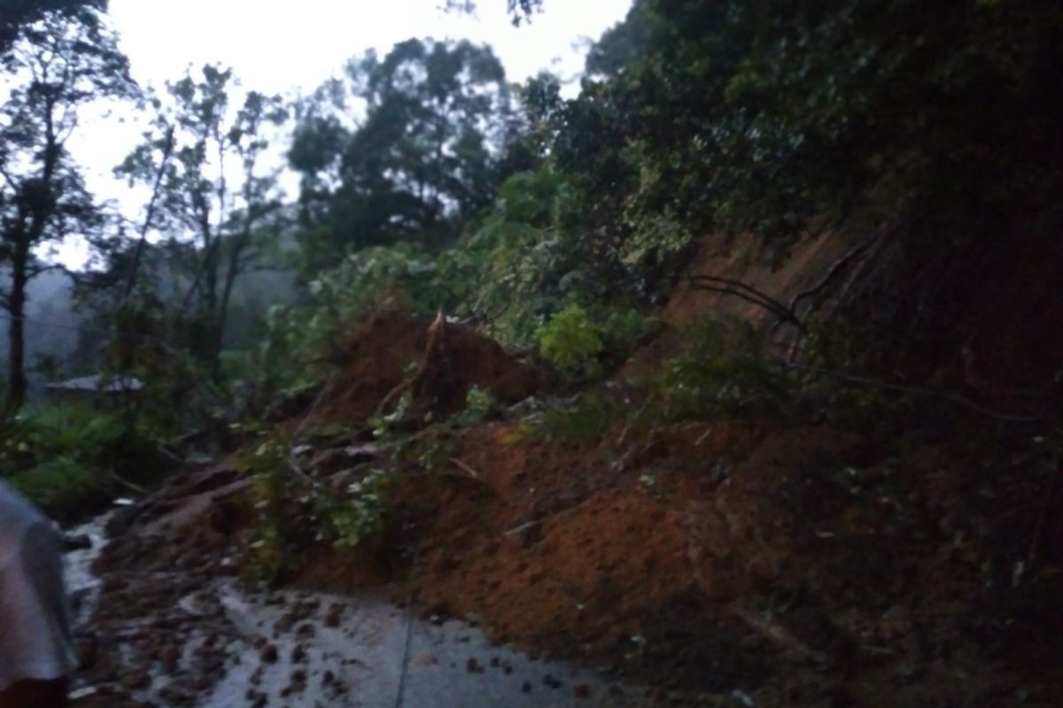 Jalan Medan-Berastagi terputus akibat longsor, arus lalu lintas ditutup sementara