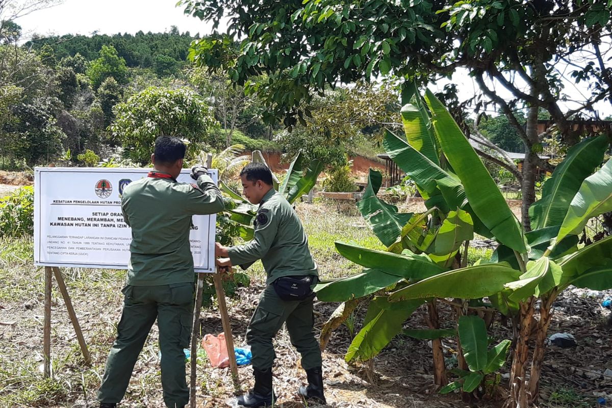 Polhut pasang plang hutan lindung di kediaman anggota DPRD Bintan
