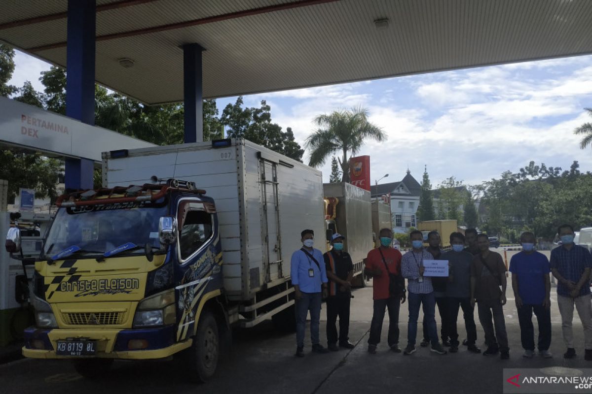 Pertamina membantu BBM bagi truk pengangkut sembako terdampak banjir