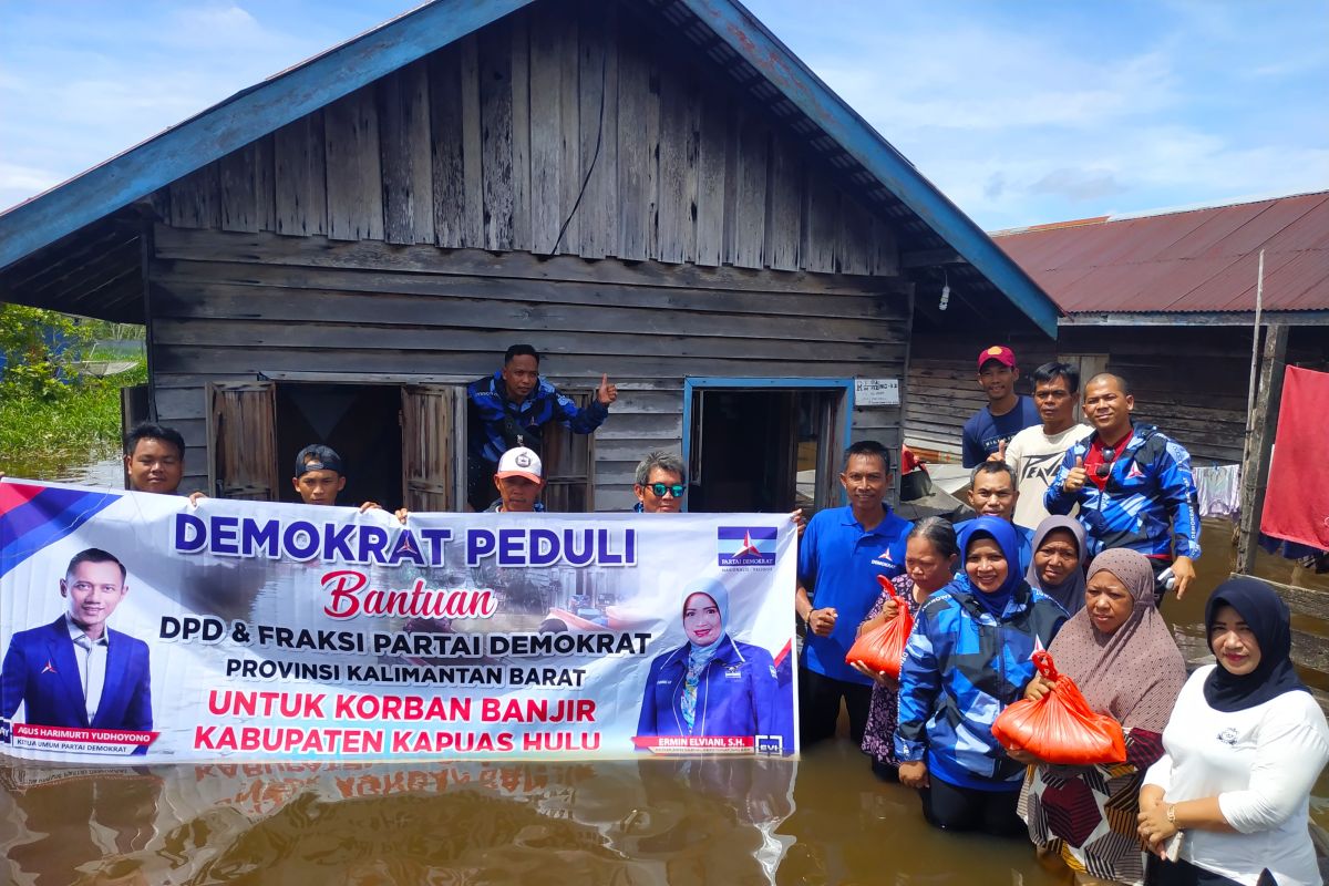 Partai Demokrat Kalbar salurkan bantuan korban banjir di enam kabupaten