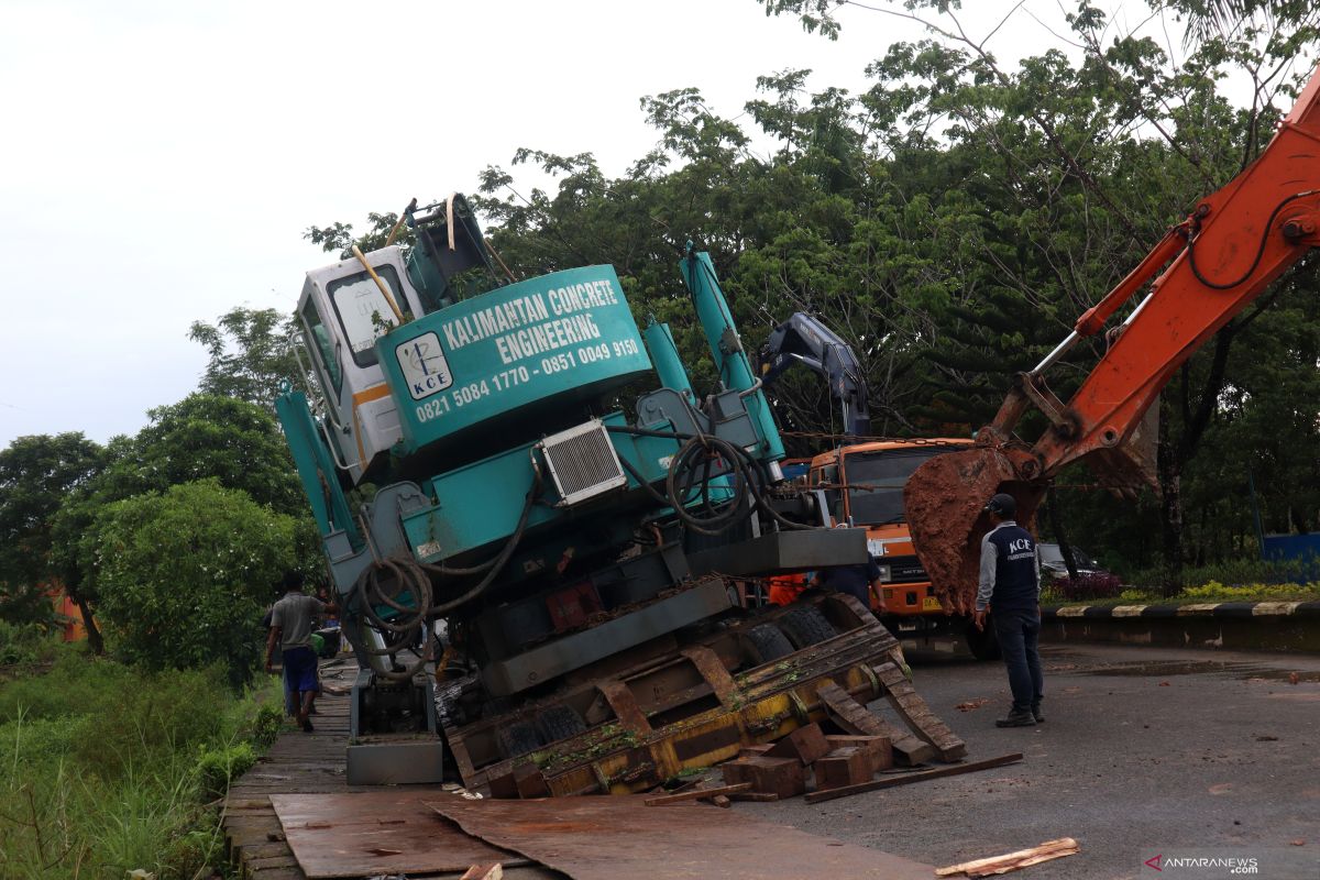 Jalan Pemkab Tapin rusak akibat alat berat