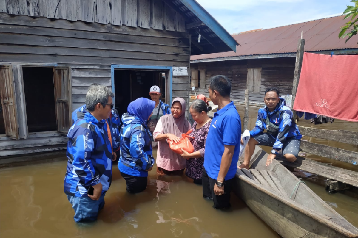 Partai Demokrat Kalbar serahkan bantuan Rumiawati korban banjir menangis