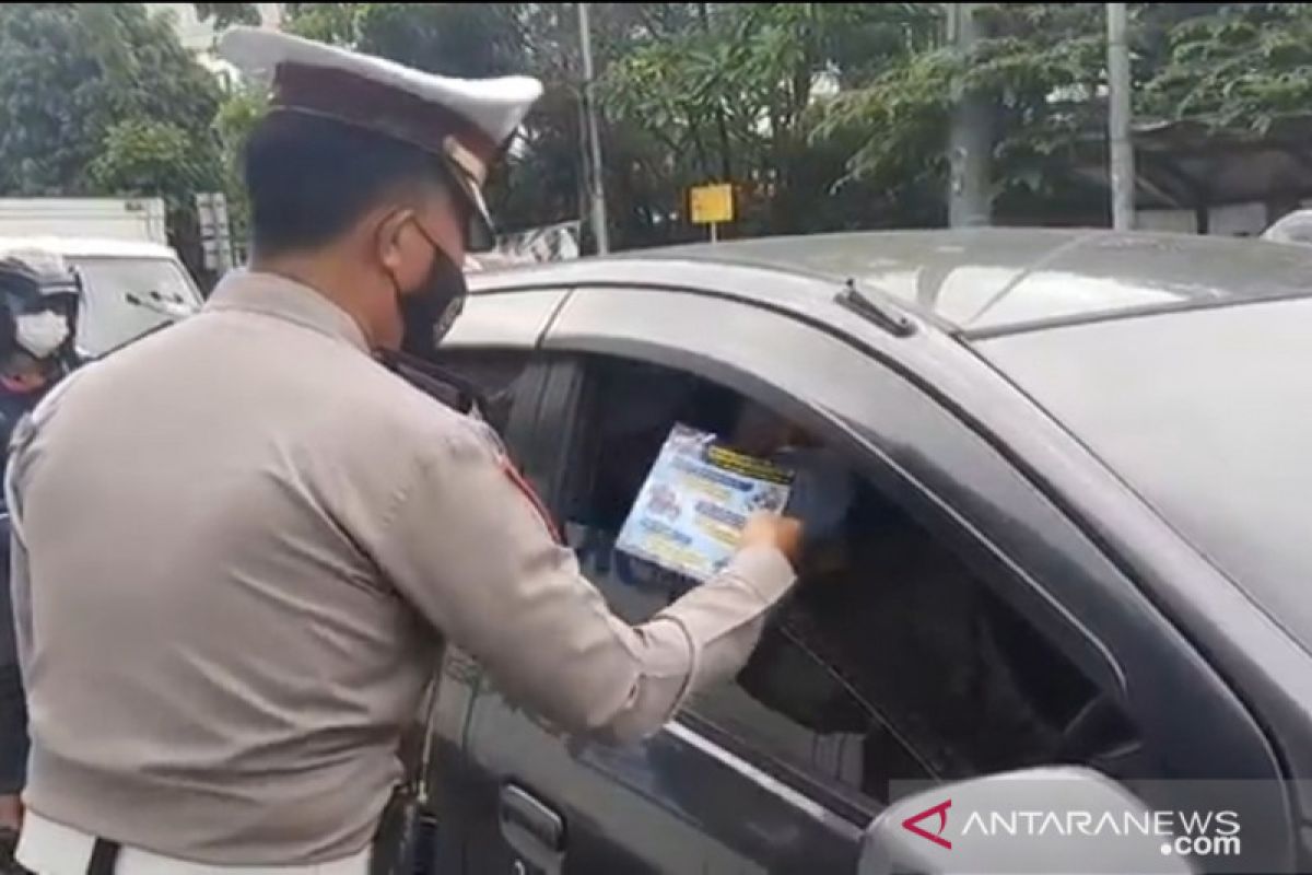 Polrestro Jaktim beri teguran pada pengendara saat Operasi Zebra